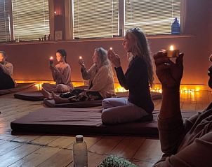 Meditatieve momenten met kaarslicht in Vakantiehuis in Roodeschool, een plek voor innerlijke rust in Groningen.