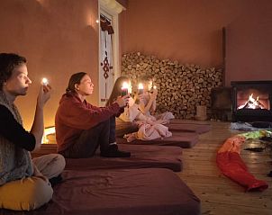 Intieme sfeer bij de open haard in Vakantiehuis in Roodeschool, gezellige vakantiewoning in Noordoost Groningen.
