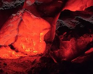 Gloeiende stenen voor traditionele rituelen in Vakantiehuis in Roodeschool, spirituele vakantiewoning in Noordoost Groningen.