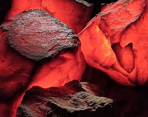 Rituele ruimte met vuurstenen in Vakantiehuis in Roodeschool, spirituele retraite in Groningen.