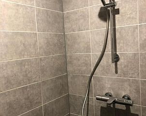 Moderne douche in vakantiehuis Robbenoort 29, Lauwersoog, Groningen met strakke afwerking voor een verfrissende ervaring.