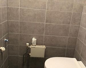 Stijlvolle badkamer met toilet in Robbenoort 29, Lauwersoog, Groningen, biedt comfort en privacy tijdens je verblijf.
