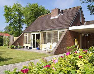 Pronkjewail vacation home in Lauwersoog, Northwest Groningen with sunny terrace and green garden.