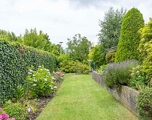 Teich mit Seerosen im Garten des Ferienhauses GR032, Lauwersoog, Groningen.