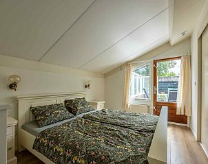 Schlafzimmer des Ferienhauses GR032 in Lauwersoog mit bequemem Doppelbett.