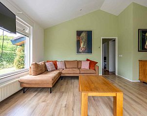 Gemtliche Sitzecke mit Kunst an der Wand im Ferienhaus GR032, Lauwersoog, Groningen.