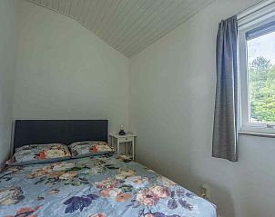 Helles Wohnzimmer mit Blick auf den Garten im Ferienhaus GR032, Lauwersoog, Groningen.