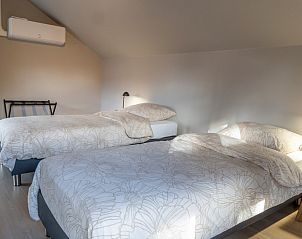 Slaapkamer met twee eenpersoonsbedden in Robbenoort 106, 't Puttertje in Lauwersoog, Groningen.