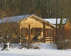 Huisje in Zoutkamp, een knus vakantiehuis in besneeuwde natuur van Noordwest Groningen, biedt rustieke charme en serene uitzichten.