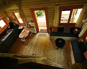 Gezellige binnenruimte van Huisje in Zoutkamp, een vakantiehuis in Noordwest Groningen, met houten interieur en uitzicht op de tuin.