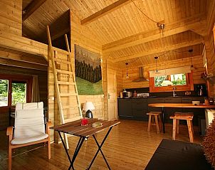 Gezellige binnenruimte van Huisje in Zoutkamp, een vakantiehuis in Noordwest Groningen met houten interieur en moderne keuken.