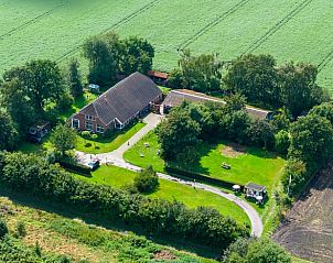 Luchtfoto van Vakantiehuis in Ter Apel, omringd door groene velden in Groningen.