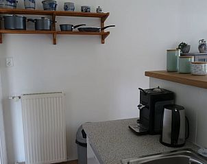 Moderne keuken in Vakantiehuis in Ter Apel, compleet met koffiezetapparaat en waterkoker.