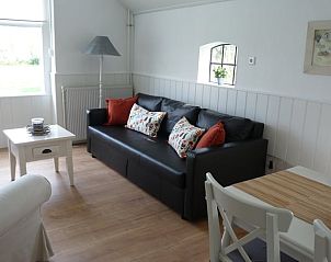 Stijlvolle woonkamer in Vakantiehuis in Ter Apel, met moderne inrichting en veel licht.