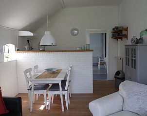 Open leefruimte in Vakantiehuis in Ter Apel, met eettafel en gezellige sfeer.