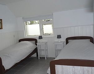 Tweede slaapkamer in Vakantiehuis in Ter Apel, met uitzicht op de natuur van Groningen.