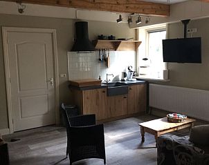 Gezellige woonkamer van Vakantiehuisje in Ter Apel, compleet met moderne keuken in Groningen.