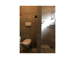 Stijlvolle badkamer in Vakantiehuisje in Ter Apel, met moderne voorzieningen in Zuidoost Groningen.