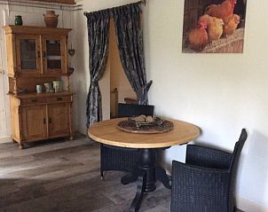 Eethoek met houten tafel in Vakantiehuisje in Ter Apel, gezellig dineren in Zuidoost Groningen.