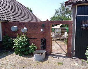 Gezellig binnenplaatsje van Vakantiehuis in Ter Apel, perfect voor buitenontspanning.