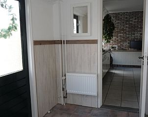 Entreehal van Vakantiehuis in Ter Apel met toegang tot de keuken in Groningen.