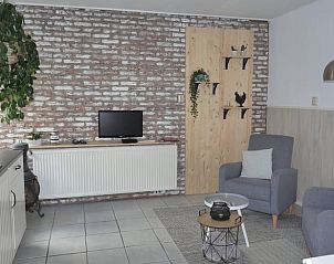 Moderne woonkamer met televisie in Vakantiehuis in Ter Apel, Groningen.