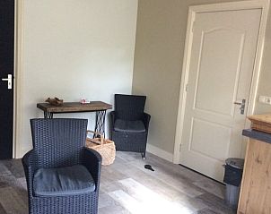 Moderne badkamer in Huisje in Ter Apel, een vakantiehuis in Zuidoost Groningen met stijlvolle tegels en comfortabele voorzieningen.