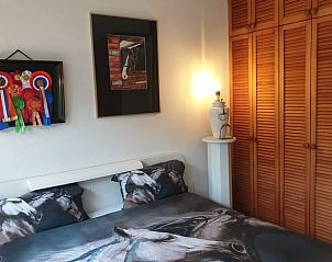 Gezellige slaapkamer met paardenkunst in Vakantiehuisje in Vriescheloo, Groningen.