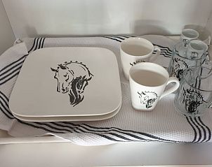 Elegant servies met paardenmotief in Vakantiehuisje in Vriescheloo, Groningen.
