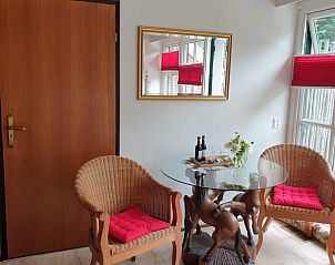 Knusse zithoek in Vakantiehuisje in Vriescheloo met rotan stoelen, gelegen in Groningen.