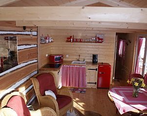 Compacte keuken in vakantiehuisje in Vriescheloo, perfect voor zelfvoorzienend verblijf in Zuidoost Groningen.