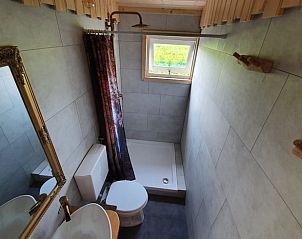 Frisse badkamer met douche in vakantiehuisje in Vriescheloo, ideaal voor een ontspannen verblijf in Groningen.