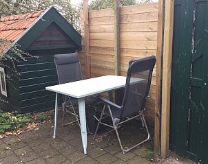 Intieme zithoek bij Huisje in Vriescheloo, vakantiehuis in Zuidoost Groningen, perfect voor een rustig moment buiten.