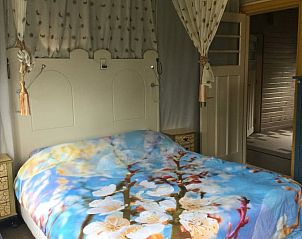 Stijlvolle slaapkamer met tweepersoonsbed in Huisje in Vriescheloo, vakantieaccommodatie in Zuidoost Groningen.