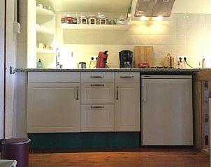 Volledig uitgeruste keuken in Huisje in Vriescheloo, vakantiehuis in Zuidoost Groningen, met moderne apparatuur.