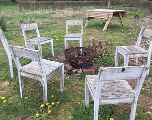 Buitenruimte met vuurplaats bij Huisje in Vriescheloo, vakantieaccommodatie in Zuidoost Groningen, ideaal voor gezellige avonden.