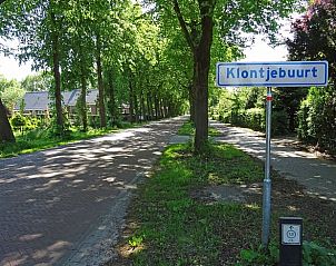 Rustige straat nabij Vakantiehuis in Vriescheloo, ideaal voor wandelingen in Zuidoost Groningen.