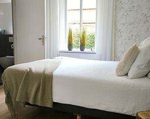 Gezellige slaapkamer in Vakantiehuis in Vriescheloo met uitzicht op de tuin in Zuidoost Groningen.