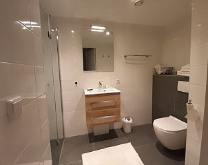 Stijlvolle badkamer in Vakantiehuis in Vriescheloo met moderne voorzieningen in Zuidoost Groningen.