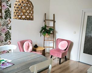 Gezellige eetkamer in Vakantiehuis in Vriescheloo met trendy decor in Groningen.