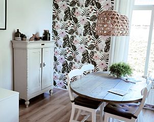 Eetruimte in Vakantiehuis in Vriescheloo met bloemenbehang en rustieke meubels in Zuidoost Groningen.