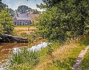 Pittoresk landschap nabij Vakantiehuis in Vriescheloo met water en groen in Zuidoost Groningen.
