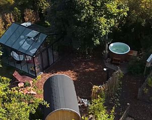 Luchtfoto van Vakantiehuis in Bellingwolde, Zuidoost Groningen, met serre en bubbelbad in de tuin.