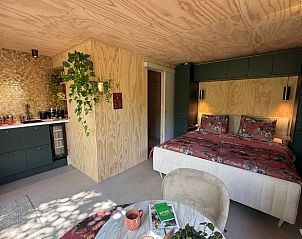 Comfortabele slaapkamer met kitchenette in Vakantiehuis in Bellingwolde, Zuidoost Groningen.