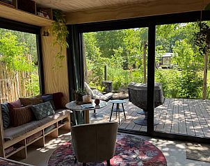 Gezellige binnenruimte met uitzicht op de tuin bij Vakantiehuis in Bellingwolde, Zuidoost Groningen.