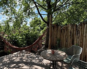 Relax in de hangmat op het terras van Vakantiehuis in Bellingwolde, Zuidoost Groningen.