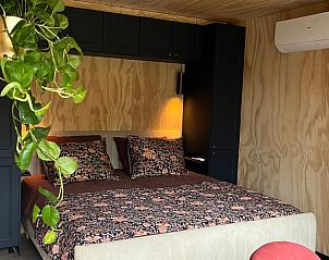 Knusse slaapkamer met planten bij Vakantiehuis in Bellingwolde, Zuidoost Groningen.