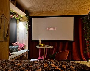 Geniet van een filmavond in de comfortabele woonkamer van Vakantiehuis in Bellingwolde, Zuidoost Groningen.