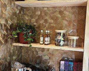 Detail van de keuken met koffiehoek in Vakantiehuis in Bellingwolde, Zuidoost Groningen.