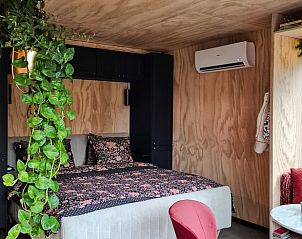 Knusse slaapkamer met airconditioning in Vakantiehuis in Bellingwolde, Zuidoost Groningen.